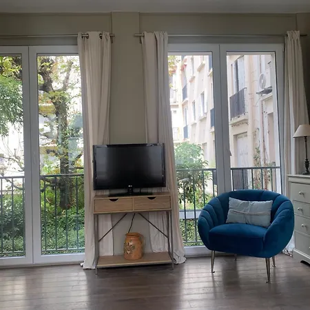 Apartment Porte Maillot-charming And Calm At